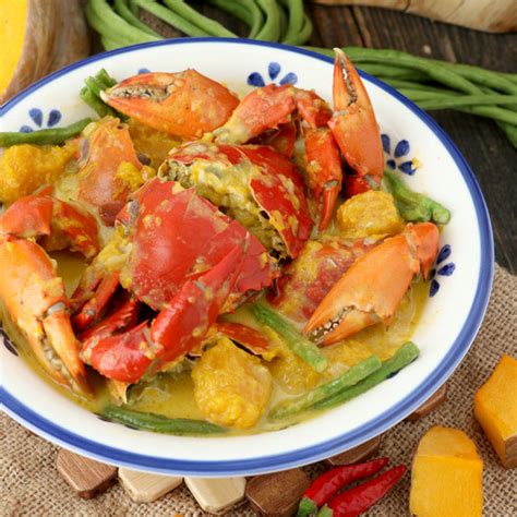 Ginataang Alimango (Crabs in Coconut Milk) .